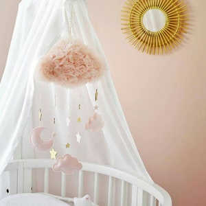 Decorazione da appendere a forma di nuvola in tulle color cipria con nuvolette rosa baby e stelle color oro