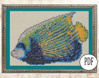 Pode incluir: Padrão de ponto cruz de um peixe colorido em uma moldura retangular. O peixe apresenta fios azuis, amarelos, verdes e prateados. A moldura é prateada com um passe-partout turquesa. Um círculo branco com "PDF" está no canto inferior direito.