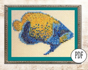 Può includere: Opera d'arte a punto croce di una mappa stilizzata nei toni del giallo e del blu, incorniciata in una cornice color argento con un passe-partout turchese. L'opera d'arte è su uno sfondo color crema. Un cerchio bianco con le lettere "PDF" è nell'angolo in basso a destra.