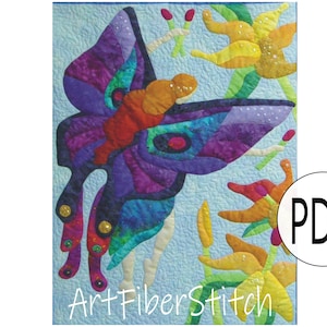 Könnte beinhalten: Ein farbenfrohes Schmetterlings-Quiltmuster mit blauem Hintergrund und gelben Blumen. Das Muster heißt "Art Fiber Stitch".