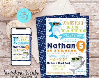 Puede incluir: Una invitación de cumpleaños azul y naranja con un gráfico de tiburón. La invitación dice "Join us for a Fin-Tastic Celebration Nathan is turning 5" e incluye la fecha, la hora y la ubicación de la fiesta.