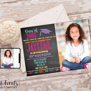 Puede incluir: Un anuncio de graduaci&oacute;n de preescolar con un dise&ntilde;o de pizarra. La invitaci&oacute;n incluye una foto de una ni&ntilde;a y el texto "Clase de 2018" y "Jaylene se grad&uacute;a de preescolar."