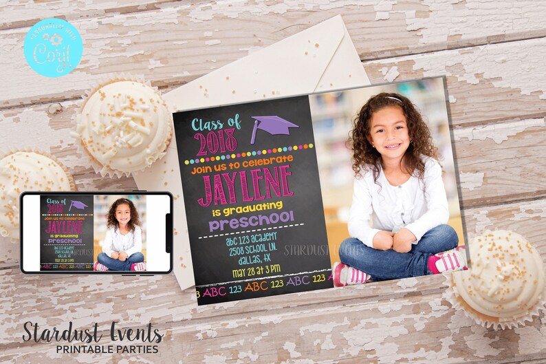 Puede incluir: Un anuncio de graduaci&oacute;n de preescolar con un dise&ntilde;o de pizarra. La invitaci&oacute;n incluye una foto de una ni&ntilde;a y el texto "Clase de 2018" y "Jaylene se grad&uacute;a de preescolar."