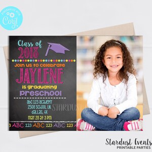 Puede incluir: Invitaci&oacute;n de graduaci&oacute;n de preescolar con foto de una ni&ntilde;a. El dise&ntilde;o incluye un fondo estilo pizarra con el texto "Clase de 2018", "&Uacute;nete a nosotros para celebrar que JAYLENE se grad&uacute;a de preescolar" y detalles del evento. De Stardust Events.