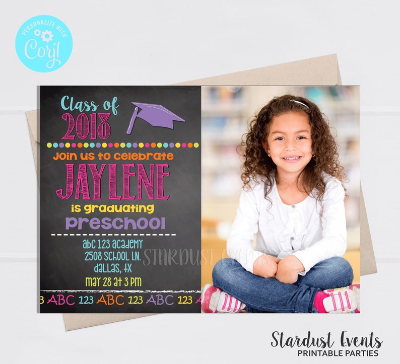 Puede incluir: Invitaci&oacute;n de graduaci&oacute;n de preescolar con foto de una ni&ntilde;a. El dise&ntilde;o incluye un fondo estilo pizarra con el texto "Clase de 2018", "&Uacute;nete a nosotros para celebrar que JAYLENE se grad&uacute;a de preescolar" y detalles del evento. De Stardust Events.