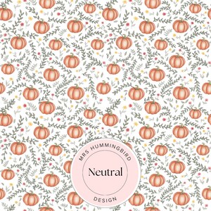 Può includere: Uno schema senza cuciture con zucche arancioni, foglie verdi e piccoli fiori gialli e rosa su uno sfondo bianco. Il testo "MRS HUMMINGBIRD Neutral DESIGN" è in un cerchio con uno sfondo rosa.