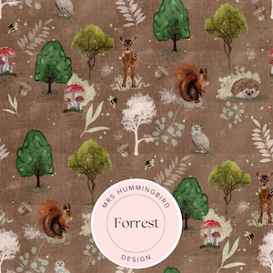 Op de afbeelding: Een bruine achtergrond met een herhalend patroon van bosdieren en planten. Het patroon omvat uilen, herten, eekhoorns, egels, paddenstoelen, bomen en bijen. De tekst "Mrs Hummingbird Forrest Design" staat in een cirkel in het midden van de afbeelding.