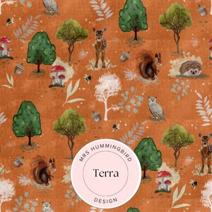 Op de afbeelding: Een naadloos patroon met een fantasierijke bos scène met uilen, eekhoorns, herten, paddenstoelen, bijen en bomen op een bruine achtergrond. Het patroon bevat de tekst "Mrs. Hummingbird Design Terra".