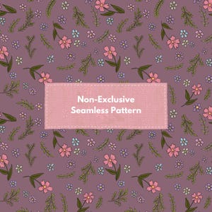 Op de afbeelding: Een naadloos bloemenpatroon met een herhalend ontwerp van roze, blauwe en paarse bloemen, afgewisseld met groene bladeren en stelen, tegen een donkerpaarse achtergrond. Een roze banner toont de tekst "Non-Exclusive Seamless Pattern".