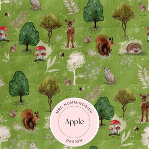 Op de afbeelding: Een groen en bruin bospatroon met een hert, een uil, een eekhoorn, een egel, paddenstoelen, bijen en bomen. Het patroon is omgeven door een roze cirkel met de tekst "Mrs. Hummingbird Apple Design".