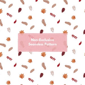 Op de afbeelding: Een naadloos patroon met verschillende herfstbladeren in tinten oranje, bruin en rood. De bladeren zijn willekeurig verspreid op een witte achtergrond. De tekst "Niet-exclusief naadloos patroon" wordt weergegeven in een roze banner.