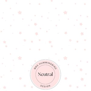 Op de afbeelding: Een witte achtergrond met een roze cirkel met de tekst "Mrs. Hummingbird Neutral Design". De achtergrond is bedekt met kleine roze bloemen.