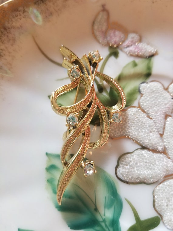 Broche Vintage Signée Gerry's - Motif Floral En Métal Goltone, Centre Relevé, Occasion
