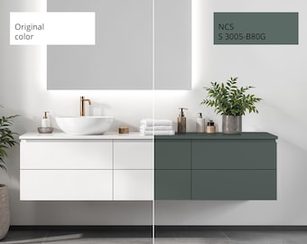 Può includere: Un mobile da bagno con armadietti bianchi e un piano di lavoro bianco. Il mobile ha un lavabo bianco e un rubinetto dorato. Sul piano di lavoro ci sono una pianta, asciugamani e bottiglie di sapone. Il mobile è accanto a un mobile con armadietti verde scuro e un piano di lavoro verde scuro. Sul piano di lavoro ci sono una pianta, asciugamani e bottiglie di sapone. Il testo "Skin Flex®" e "NCS S 3005-B80G" è visibile nell'immagine.