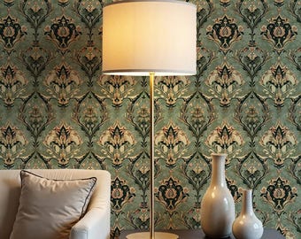 Könnte beinhalten: Eine Stehlampe mit cremefarbenem Lampenschirm und goldfarbenem Fuß steht vor einer gemusterten Tapete. Die Tapete hat einen grünen Hintergrund mit einem sich wiederholenden Blumendesign in Schwarz, Beige und Gold. Zwei weiße Vasen stehen auf einem schwarzen Tisch.