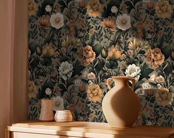 Puede incluir: Papel pintado floral con un patrón repetido de grandes flores blancas, amarillas y naranjas sobre un fondo verde oscuro. Un jarrón grande de cerámica beige se encuentra sobre una superficie de madera, con objetos decorativos más pequeños.