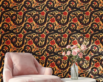 Puede incluir: Papel tapiz con estampado de serpientes negras y rojas con un sillón rosa y un jarrón de rosas rosas sobre una mesa delante de él.