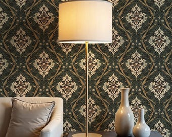 Könnte beinhalten: Eine Stehlampe mit beigem Lampenschirm und goldfarbenem Fuß steht neben einem schwarzen Tisch mit zwei weißen Vasen. Der Hintergrund ist eine dunkelgrüne Tapete mit einem sich wiederholenden Blumenmuster in Gold und Braun.