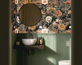 Puede incluir: Interior de baño con papel pintado floral con grandes flores amarillas, blancas y melocotón. Un espejo redondo cuelga sobre un lavabo blanco y una estantería de madera oscura. Las paredes inferiores están pintadas de verde.