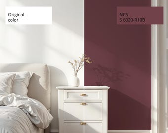 Può includere: Scena di camera da letto con un comodino bianco con tre cassetti e ferramenta color oro. La parete è divisa, con il lato sinistro dipinto di bianco e il lato destro in un colore bordeaux intenso etichettato "Skin Flex". Un letto con biancheria da letto bianca è visibile.