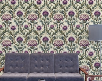 Puede incluir: Un papel tapiz floral con un patrón repetitivo de flores de alcachofa moradas y hojas verdes sobre un fondo crema. El papel tapiz se muestra en un ambiente de sala de estar con un sofá gris y una mesa de café de madera.