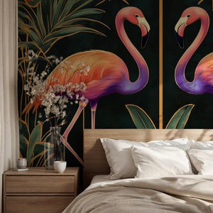 Puede incluir: Un dormitorio con una cama con sábanas blancas y una cabecera con un papel tapiz tropical con dos flamencos rosas con detalles dorados. El papel tapiz tiene un fondo verde oscuro con detalles de hojas doradas.