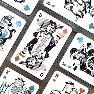 Puede incluir: Una baraja de cartas con tem&aacute;tica n&aacute;utica. Las cartas presentan ilustraciones de marineros, barcos y otras im&aacute;genes n&aacute;uticas. Las cartas son en blanco y negro con acentos azules y rojos.