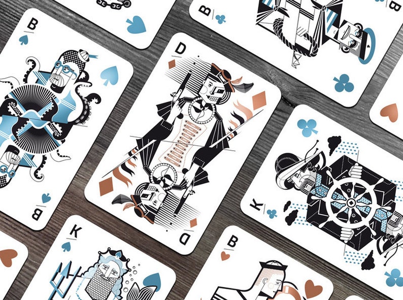 Puede incluir: Una baraja de cartas con tem&aacute;tica n&aacute;utica. Las cartas presentan ilustraciones de marineros, barcos y otras im&aacute;genes n&aacute;uticas. Las cartas son en blanco y negro con acentos azules y rojos.