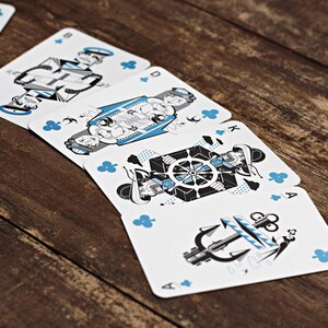 Maritimes Kartenspiel Klar Deck, großes Blatt, kupferfarbene Rückseiten. Maritime Design Spielkarten als Mitbringsel oder Gastgeschenk. image 3