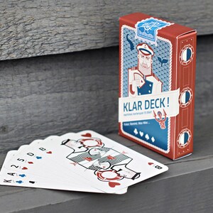 Maritimes Kartenspiel Klar Deck, großes Blatt, blaue Rückseiten. Maritime Design Spielkarten für Poker, Skat etc. Mitbringsel / Geschenk. Bild 1