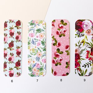 Peut inclure: Quatre designs diff&eacute;rents de signets floraux. Les signets sont rectangulaires et pr&eacute;sentent une vari&eacute;t&eacute; de motifs floraux, notamment des roses, des feuilles et des pois. Les signets sont num&eacute;rot&eacute;s de 6 &agrave; 9.