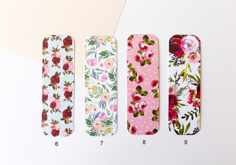 Peut inclure: Quatre designs diff&eacute;rents de signets floraux. Les signets sont rectangulaires et pr&eacute;sentent une vari&eacute;t&eacute; de motifs floraux, notamment des roses, des feuilles et des pois. Les signets sont num&eacute;rot&eacute;s de 6 &agrave; 9.