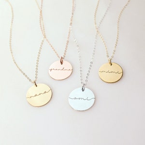 Collar con disco de abuela personalizado, collar delicado con grabado personalizado, collar con colgante de oro rosa, regalo para Nana, regalo de Navidad para mamá