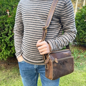 Sac à bandoulière avec monogramme pour homme • Sacoche de transport en cuir pleine fleur pour homme • Sac de voyage personnalisé • Cadeau garçon d'honneur • Cadeau pour mari