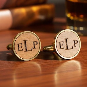 Gemelos de madera grabados • Gemelos personalizados Monograma personalizado, Gemelos de padrinos de boda, Regalo para el padrino, Regalo de boda rústico 5.º aniversario