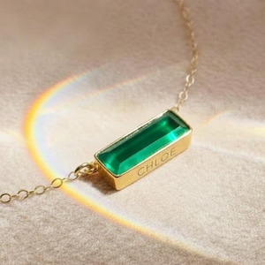 Collar con barra de piedra natal: ónix verde esmeralda talla baguette • Mensaje oculto, barra con nombre personalizado, regalo de piedra natal de mayo, delicado collar de oro y plata para Navidad.