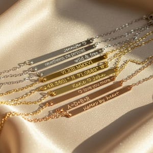 Collier plaque signalétique, collier fine barre, petit collier barre, collier d'initiales, collier prénom personnalisé, collier de demoiselle d'honneur, collier monogramme