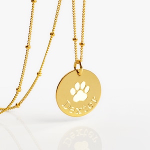 A gold disc pendant engraved with the name Dexter in Classic font on a satellite chain. Gold filled jewelry no tarnish, gold jewelry no green skin no tarnishing, hypoallergenic jewelry, hypoallergenic engraved necklace, necklace for sensitive skin