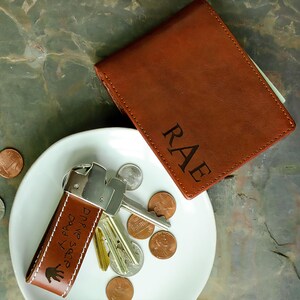 Cartera de cuero grabada personalizada • Monograma, mensaje, letra infantil o dibujo para papá • Piel de vacuno de grano completo • Regalo para el Día del Padre