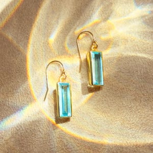 Adira Blautopas Ohrringe, Gold Ohrringe, Dezember Geburtsstein Schmuck, Statement Edelstein Ohrringe Einzigartige vertikale Leiste