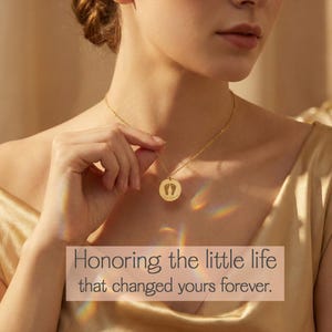 Engraved baby footprint necklace with a polished round pendant and customizable text. Perfect as a push present, newborn keepsake, or Mother’s Day gift, this minimalist jewelry piece captures your baby’s first footprints in a timeless, wearable design.