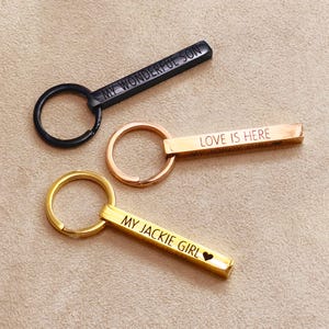Personalisierter 3D-Bar Schlüsselanhänger • Personalisierter Schlüsselanhänger mit Gravur • 4-seitiger Schlüsselanhänger für Geschenk zum Abschluss