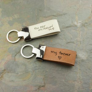 Porte-clés avec signature réelle gravée • Porte-clés avec note manuscrite • Porte-clés en cuir pleine fleur marron riche • Cadeau gravé personnalisé pour homme