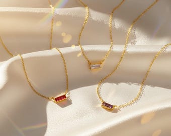 Collar de barra Adira diminuto con mensaje secreto, delicado collar de barra con nombre de piedra preciosa dorada, regalo de Navidad para hermana, colgante de piedra preciosa baguette