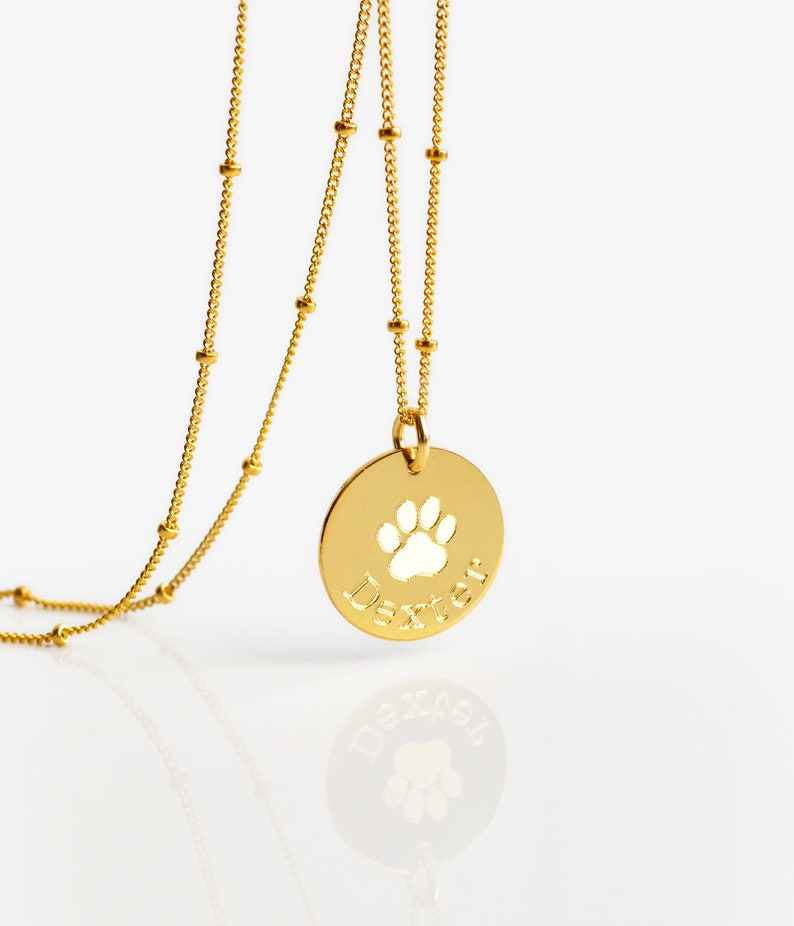 A gold disc pendant engraved with the name Dexter in Classic font on a satellite chain. Gold filled jewelry no tarnish, gold jewelry no green skin no tarnishing, hypoallergenic jewelry, hypoallergenic engraved necklace, necklace for sensitive skin