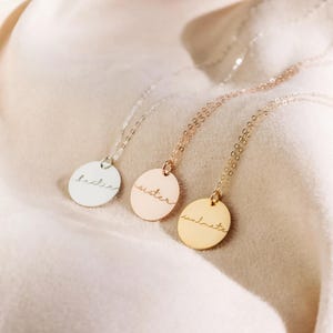 Collar personalizado para abuela, regalo personalizado grabado para Nana, collar con colgante de oro rosa para mamá, collar con disco delicado • Regalo para el DÍA DE LA MADRE para mamá
