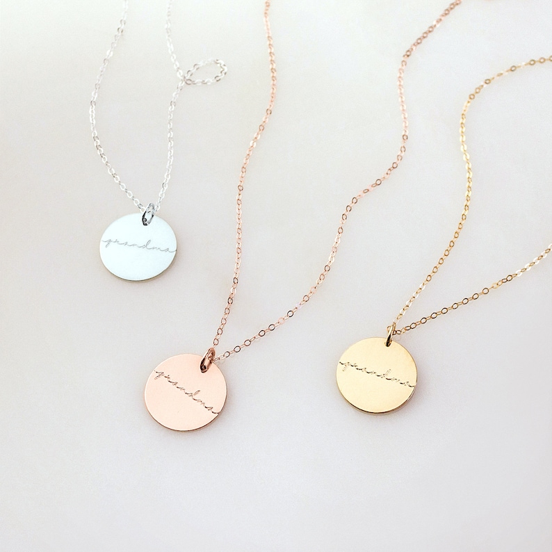 Collier grand-mère personnalisé, cadeau gravé personnalisé pour mamie, collier avec pendentif en or rose pour maman, collier disque délicat Cadeau fête des Mères pour maman image 4