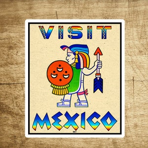 Puede incluir: Una pegatina blanca con una ilustración colorida de una persona sosteniendo una lanza y un escudo. El texto "VISIT MEXICO" está escrito en letras coloridas en la parte superior e inferior de la pegatina.