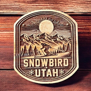 Könnte beinhalten: Ein Holzschild im Vintage-Design mit einem Skifahrer in den Bergen, einer Sonne und dem Text "SNOWBIRD UTAH".