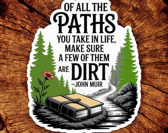 Calcomanía de vinilo con cita de John Muir: "De todos los caminos que tomes, asegúrate de que algunos sean de tierra". 7,6 x 8,9 cm. Senderismo, naturaleza y aire libre.
